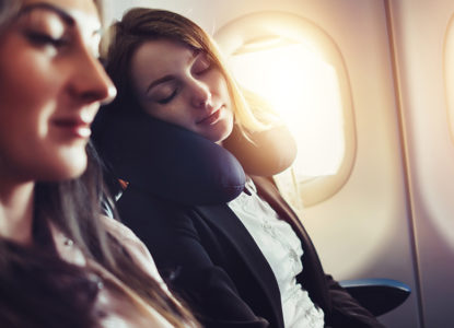 6 dicas para você conseguir dormir no avião